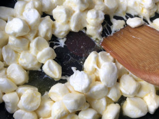 13、可可雪花酥,不断翻炒。