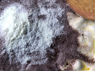 15、可可雪花酥,倒入奶粉可可粉。