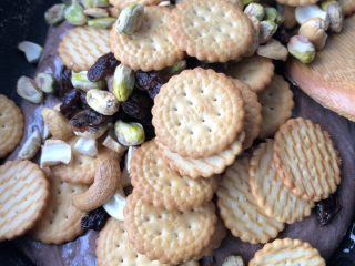 17、可可雪花酥,放入饼干、坚果和葡萄干。