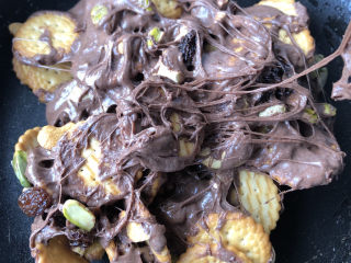 18、可可雪花酥,翻拌均匀出锅。