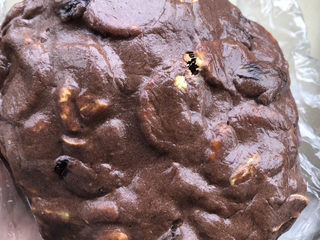 19、可可雪花酥,放在烤盘里不断揉捏,让棉花糖分布均匀全部覆盖到。