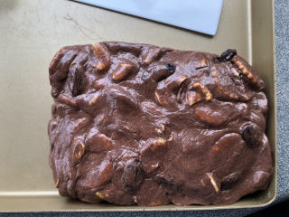 20、可可雪花酥,用刮刀整理成型。