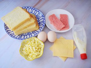 1、鸡蛋芝士爆浆吐司,准备好材料