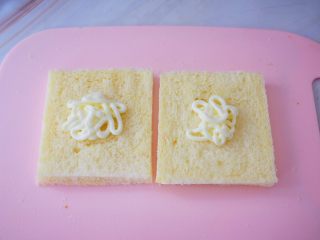 3、鸡蛋芝士爆浆吐司,挤入沙拉酱