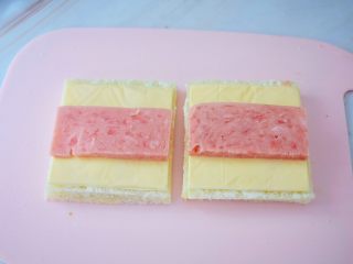 6、鸡蛋芝士爆浆吐司,放入火腿