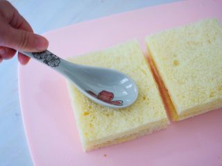 8、鸡蛋芝士爆浆吐司,用勺子在中间压出一个小洞