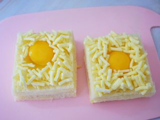 11、鸡蛋芝士爆浆吐司,撒上芝士碎