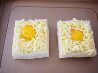 13、鸡蛋芝士爆浆吐司,放入不沾烤盘，如果不是不粘烤盘，记得铺上油纸