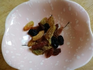 2、山药鸡蛋糕,适量葡萄干。