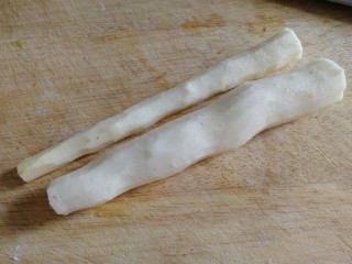3、山药鸡蛋糕,带上手套给山药去皮。