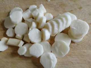 4、山药鸡蛋糕,切片。