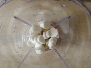 5、山药鸡蛋糕,放入料理机里。