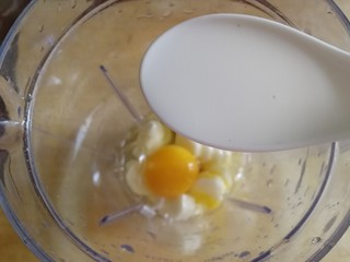 7、山药鸡蛋糕,加入两汤匙牛奶。