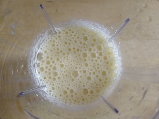 8、山药鸡蛋糕,打成蓬松的糊状。