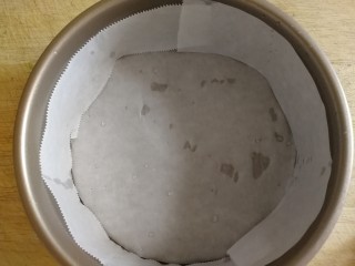 9、山药鸡蛋糕,模具里面铺上油纸。