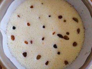 10、山药鸡蛋糕,把山药鸡蛋糊倒入模具，洒上葡萄干。