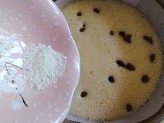 11、山药鸡蛋糕,均匀洒上一点椰蓉。