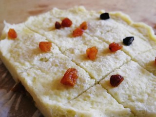 13、山药鸡蛋糕,好香，上面再洒点葡萄干，切块。