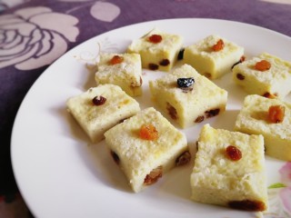 14、山药鸡蛋糕,装盘。