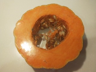 2、脆皮南瓜饼,南瓜去皮去籽洗干净。