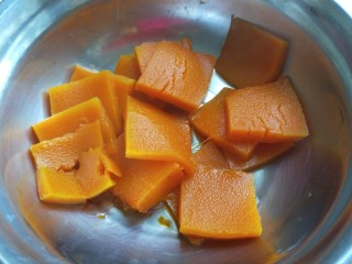 4、脆皮南瓜饼,蒸熟的南瓜趁热就要马上做。