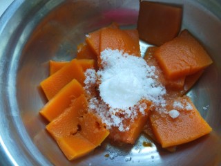 5、脆皮南瓜饼,加入两勺白糖。