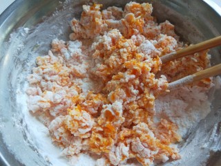 7、脆皮南瓜饼,搅拌均匀合成面团。