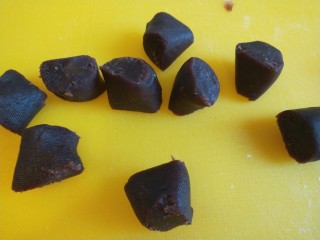 11、脆皮南瓜饼,玫瑰豆沙搓圆形。