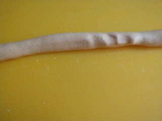 9、脆皮南瓜饼,搓成长剂子。