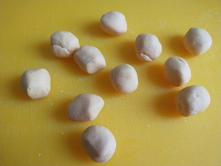 10、脆皮南瓜饼,切成小剂子揉光滑。