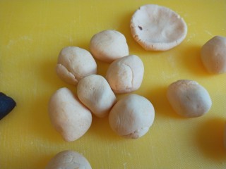 12、脆皮南瓜饼,把糯米团压扁。