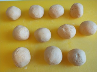 14、脆皮南瓜饼,在搓成圆球。