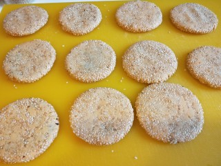 16、脆皮南瓜饼,在压成小圆饼。