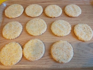 17、脆皮南瓜饼,我提前做好放入托盘中。