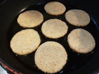 19、脆皮南瓜饼,头吃饭前半小时煎制，锅中倒入适量油烧热，放入糯米饼。
