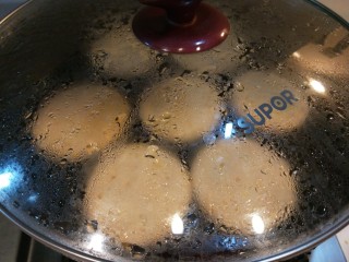 20、脆皮南瓜饼,先盖上锅盖小火煎制。