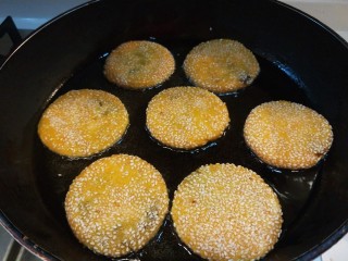 21、脆皮南瓜饼,有芝麻容易糊，要翻面关看。