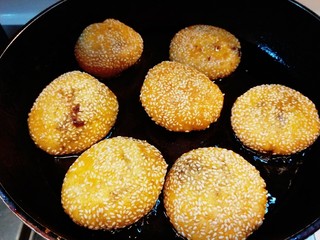 22、脆皮南瓜饼,煎制小饼鼓鼓的就可以。