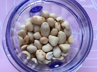 3、香煎花生南瓜饼,将熟花生米放入干磨杯中