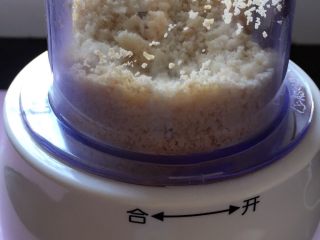 4、香煎花生南瓜饼,然后用粉碎机搅打成花生碎
