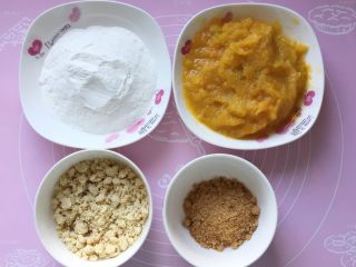 5、香煎花生南瓜饼,食材都准备好了,接下来开始做南瓜饼了。