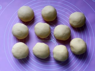 11、香煎花生南瓜饼,将面团平均分成10等份