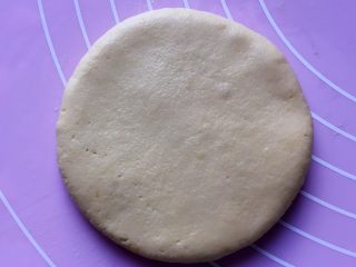 13、香煎花生南瓜饼,然后虎口手法包起来,收口朝下,用手掌心轻轻按压,压扁成圆饼。