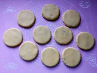 14、香煎花生南瓜饼,依次做完所有的南瓜饼(外面也可以裹一层芝麻或面包糠)