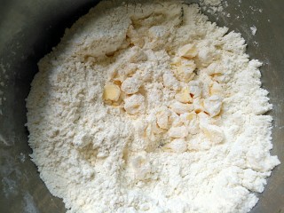 3、蔓越莓司康,将黄油切丁,加入粉类,搅拌均匀