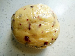 7、蔓越莓司康,包保鲜膜,放冰箱冷藏半小时