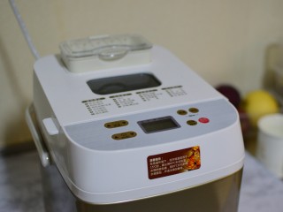 2、可颂牛角包,揉面10分钟,再加入室温软化的20克黄油,继续揉面20分钟