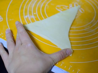9、可颂牛角包,每个三角形下面两个角都向两边抻一下