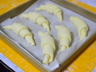 11、可颂牛角包,放在烤盘