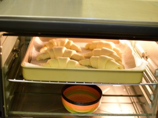 12、可颂牛角包,放烤箱,低于30度的,发酵40分钟左右